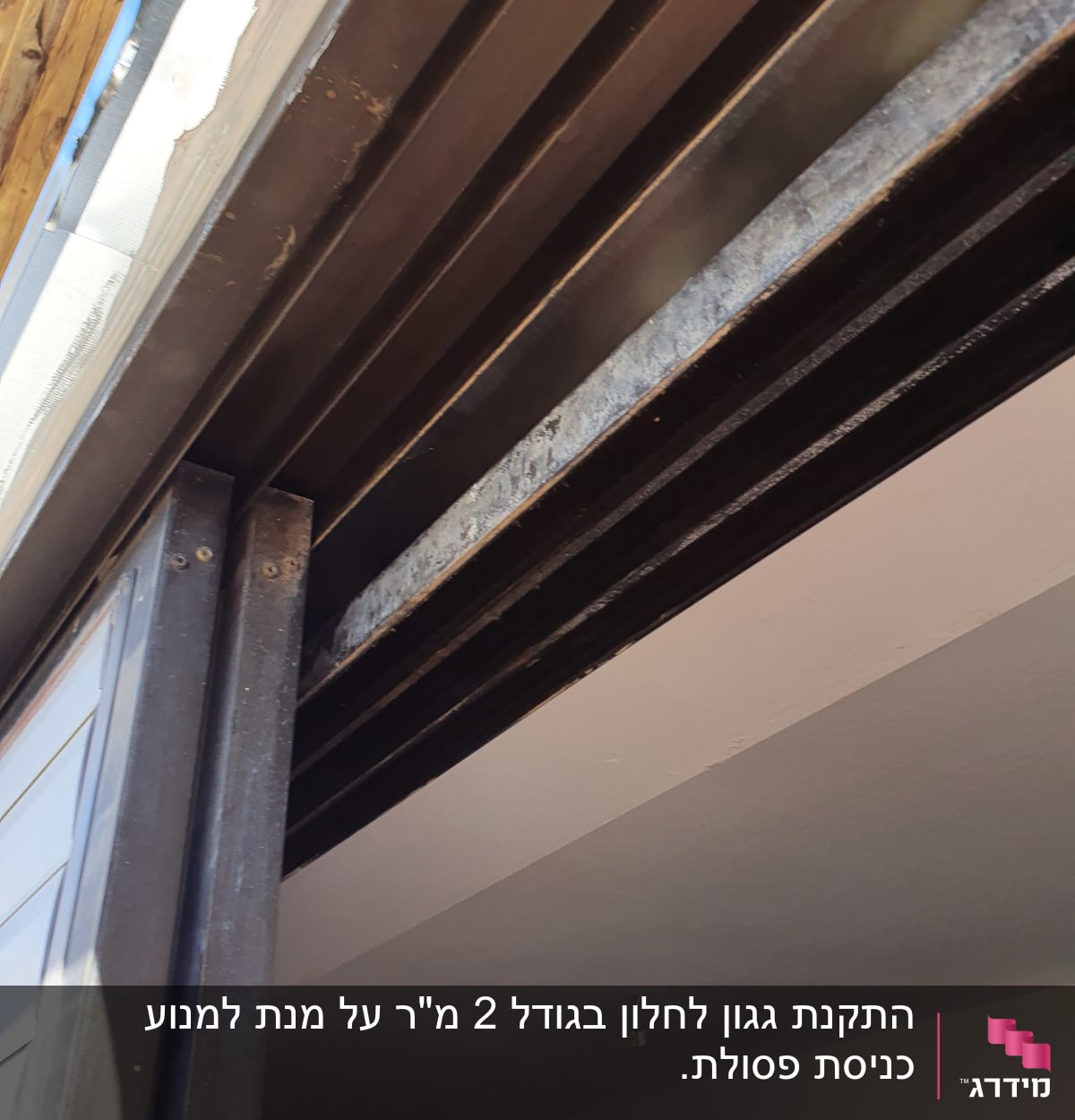 מסגרת מתכתית של דלת עם אטם גומי